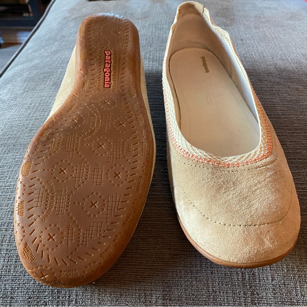 Patagonia Beige Women's Flats with Pink Trim - Picture 2 of 4